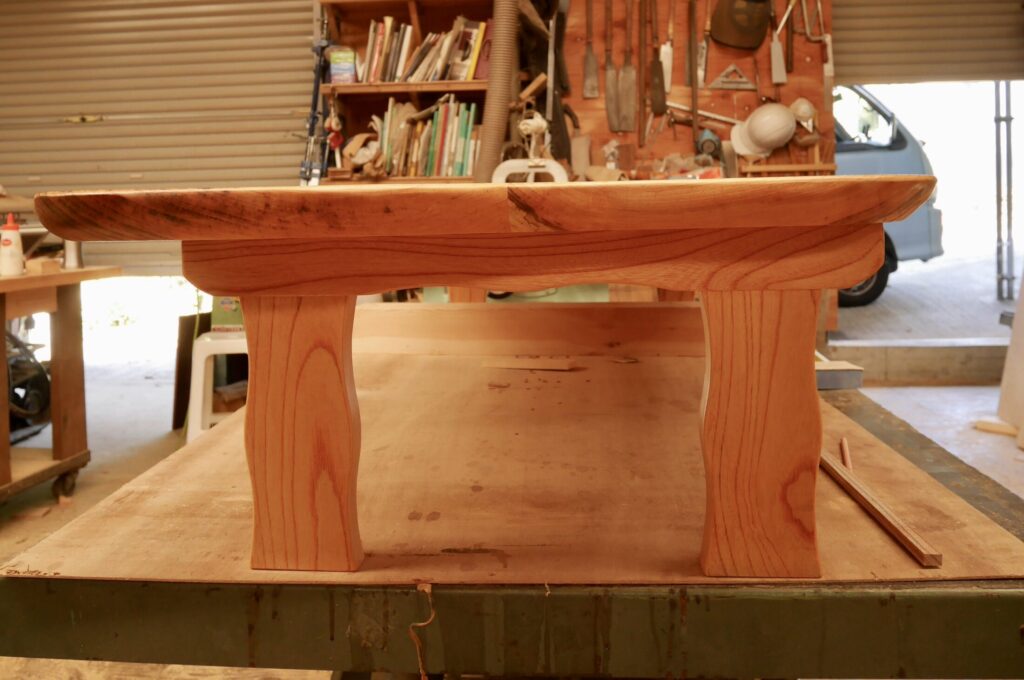 欅の無垢材で座卓を製作 - かなもく
